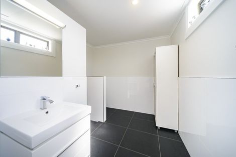 Photo of property in 11 Shamrock Street, Takaro, Palmerston North, 4412