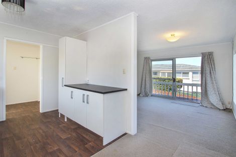 Photo of property in 2/117 Lynn Road, Bayview, Auckland, 0629