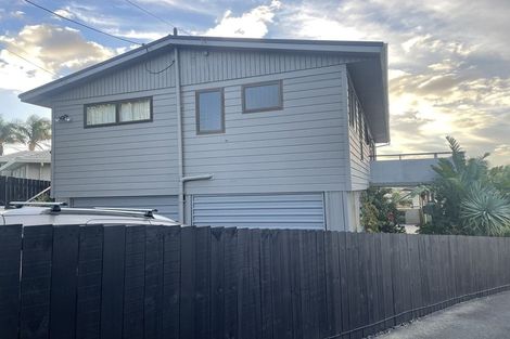 Photo of property in 136 Luckens Road, West Harbour, Auckland, 0618