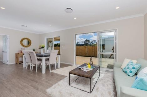 Photo of property in 18 Syd Grant Crescent, Orewa, 0931