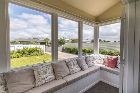Photo of property in 43 Knowles Street, Terrace End, Palmerston North, 4410