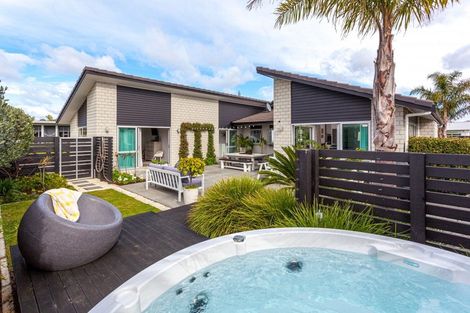 Photo of property in 10 Waitotara Way, Whitianga, 3510