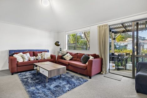 Photo of property in 142 Akaroa Drive, Maupuia, Wellington, 6022