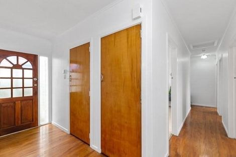 Photo of property in 25 Brooker Grove, Newlands, Wellington, 6037