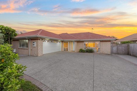 Photo of property in 8 William Woods Court, Flat Bush, Auckland, 2016