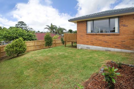 Photo of property in 2 Plumstead Rise, Glen Eden, Auckland, 0602