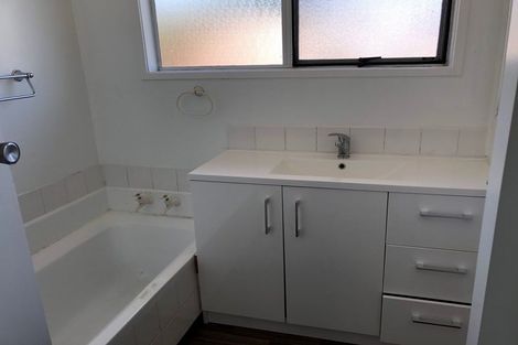 Photo of property in 30 Darren Crescent, Half Moon Bay, Auckland, 2012