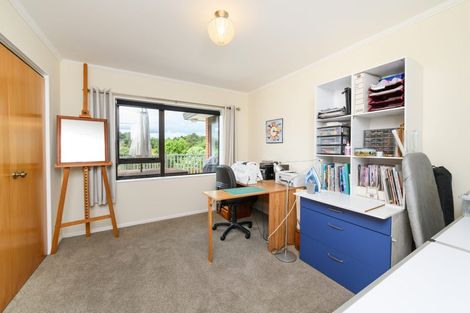 Photo of property in 11 Greenwood Place, Fitzherbert, Palmerston North, 4410