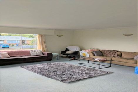 Photo of property in 1 Ravenwood Drive, Forrest Hill, Auckland, 0620