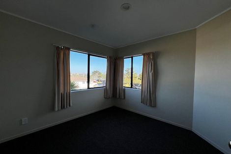 Photo of property in 2/21 Heathglen Place, Bayview, Auckland, 0629