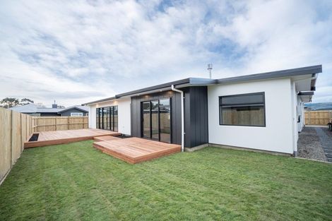 Photo of property in 77 Johnstone Drive, Fitzherbert, Palmerston North, 4410