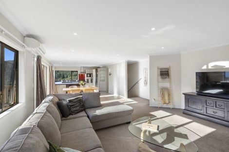 Photo of property in 5 Mcewen Crescent, Riverstone Terraces, Upper Hutt, 5018