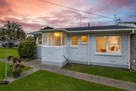 Photo of property in 1/14 Westwell Road, Belmont, Auckland, 0622