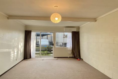 Photo of property in 2/15 Bloomsbury Grove, Newlands, Wellington, 6037