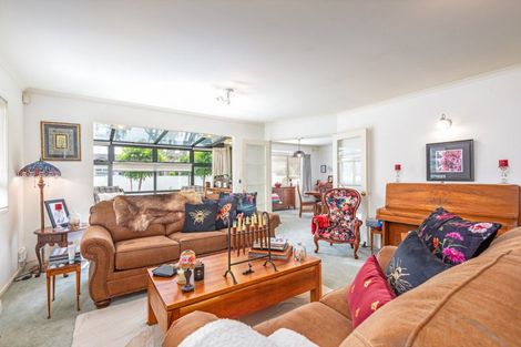 Photo of property in 18 Winston Avenue, Hokowhitu, Palmerston North, 4410