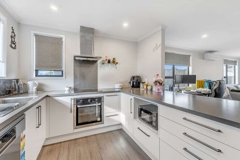 Photo of property in 27 Discovery Place, Marfell, New Plymouth, 4310