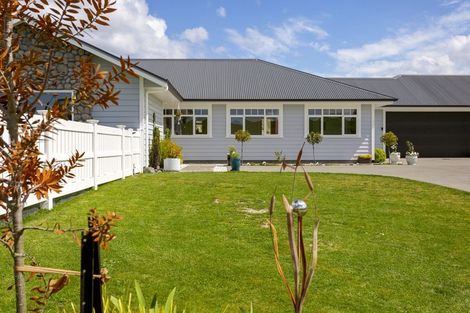 Photo of property in 97 Loch Views Road, Acacia Bay, Taupo, 3385