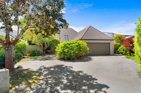 Photo of property in 11 Brockhall Lane, Avonhead, Christchurch, 8042