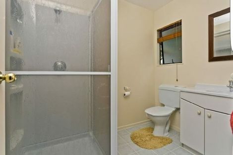 Photo of property in 2/142 Sunset Road, Unsworth Heights, Auckland, 0632