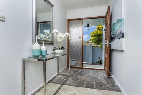 Photo of property in 58 Ravenwood Drive, Forrest Hill, Auckland, 0620