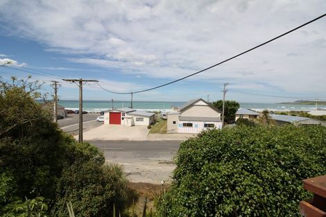 Photo of property in 2 Moana Street, Kaka Point, 9271