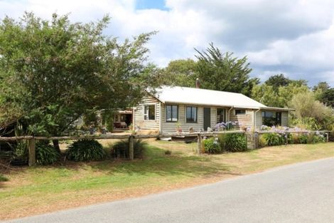 Photo of property in 15 Surat Bay Road, New Haven, Owaka, 9585