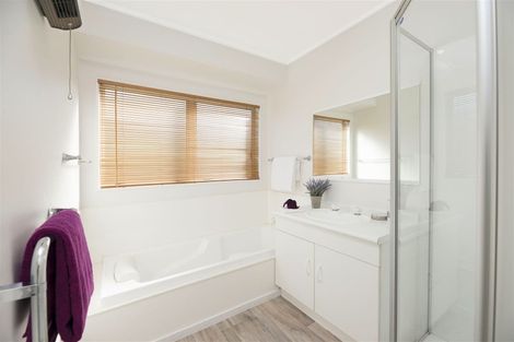 Photo of property in 25 Heversham Place, Glendene, Auckland, 0602