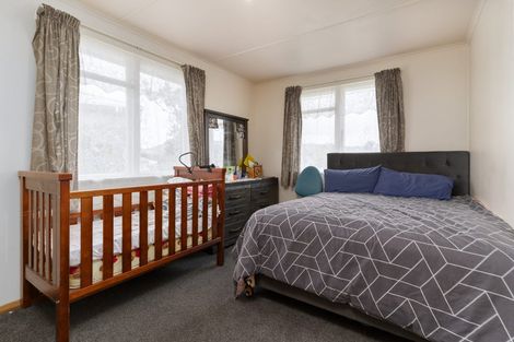 Photo of property in 35 Cornwall Crescent, Cannons Creek, Porirua, 5024