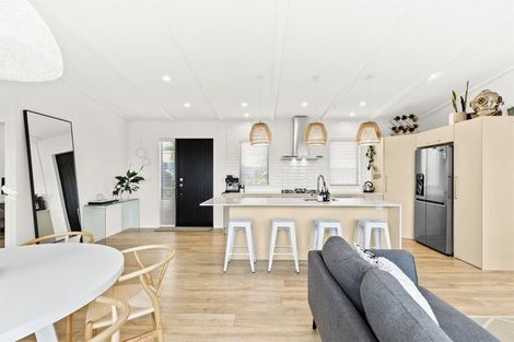 Photo of property in 32a Gledstane Road, Stanmore Bay, Whangaparaoa, 0932