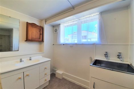 Photo of property in 28 Easton Park Parade, Glenfield, Auckland, 0629