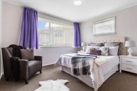 Photo of property in 7 Verena Place, Green Bay, Auckland, 0604