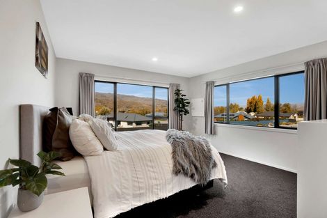 Photo of property in 71 Stratford Drive, Mount Pisa, Cromwell, 9383