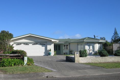 Photo of property in 20 Freyberg Crescent, Waikanae Beach, Waikanae, 5036
