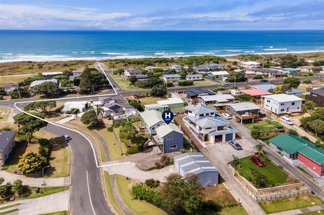 Photo of property in 1 Hanlen Avenue, Waihi Beach, 3611