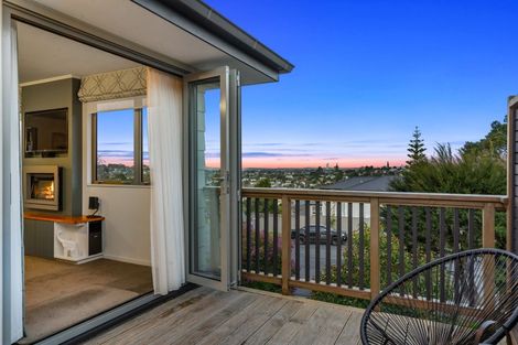Photo of property in 15 Tableau Place, Totara Vale, Auckland, 0629