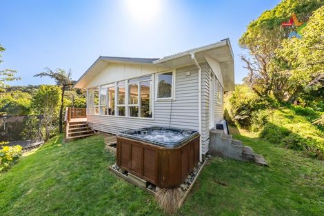 Photo of property in 64 Pekanga Road, Normandale, Lower Hutt, 5010