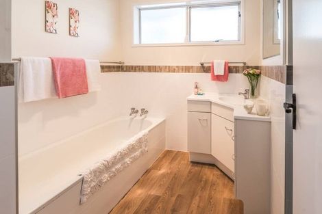 Photo of property in 2/27 Parkhill Road, Mellons Bay, Auckland, 2014