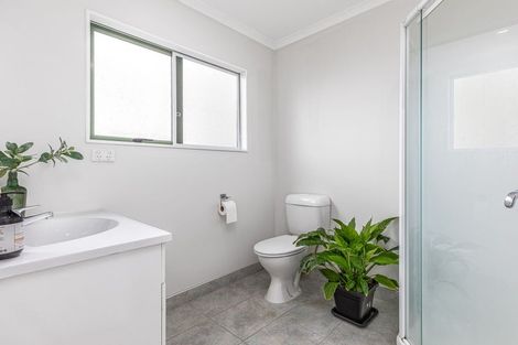 Photo of property in 2/555 Glenfield Road, Glenfield, Auckland, 0629