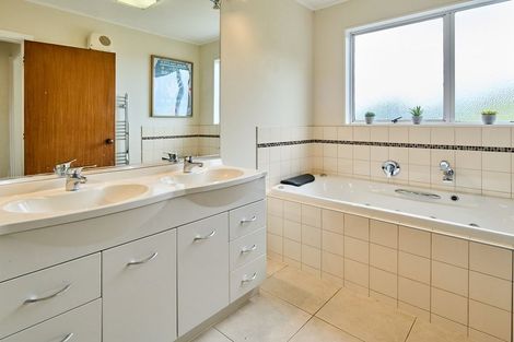 Photo of property in 14 Ardal Grove, Tirohanga, Lower Hutt, 5010