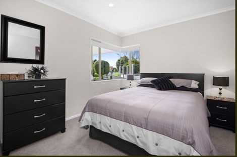 Photo of property in 16 Gillett Place, Botany Downs, Auckland, 2014