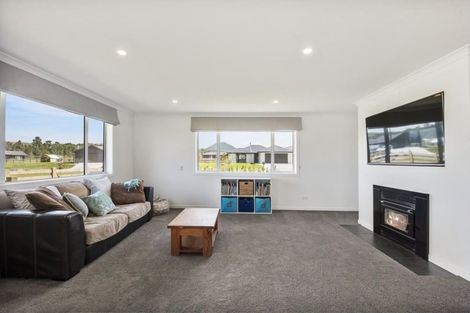 Photo of property in 10 Karaka Place, Kinloch, Taupo, 3377