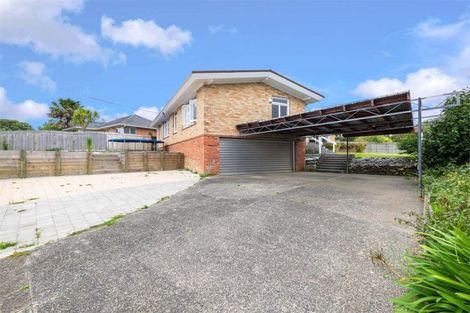 Photo of property in 1 Fowey Avenue, Te Atatu South, Auckland, 0610