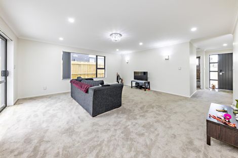 Photo of property in 7b Waiari Road, Conifer Grove, Takanini, 2112