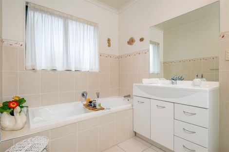 Photo of property in 24 Nimstedt Avenue, Oteha, Auckland, 0632