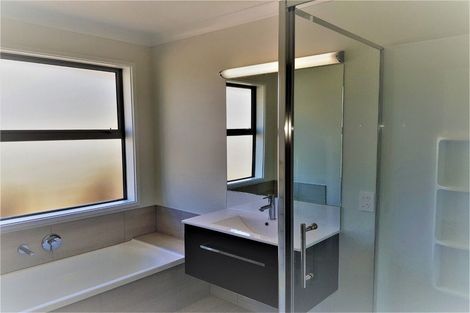 Photo of property in 9 Lakeside Terrace, Omokoroa, 3114