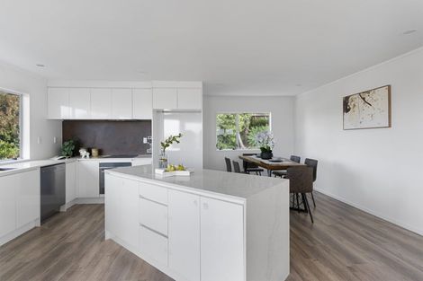 Photo of property in 2/9 Colmar Road, Mellons Bay, Auckland, 2014