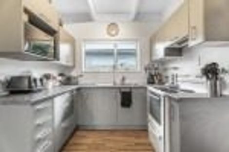 Photo of property in 1/2 Edwards Avenue, Henderson, Auckland, 0610