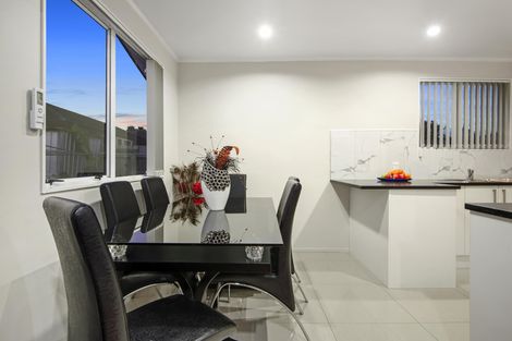 Photo of property in 2/17 Etherton Drive, Weymouth, Auckland, 2103