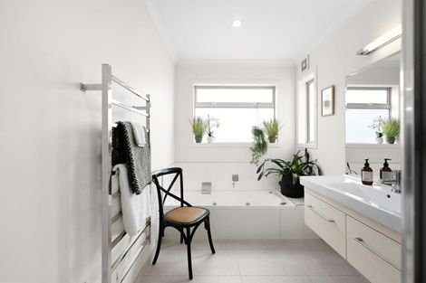 Photo of property in 194 Saint James Drive, Huntington, Hamilton, 3210