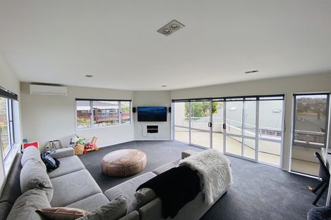 Photo of property in 2/5 Nigel Road, Browns Bay, Auckland, 0630